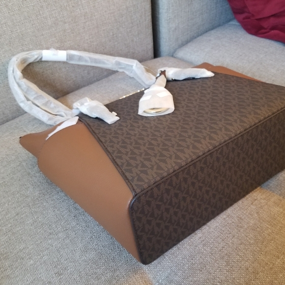 Michael Kors Tote Bag - Picture 5 of 6